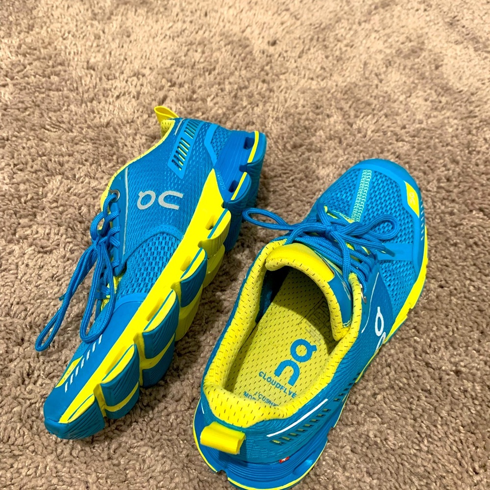 On Running shoes. Women’s size 6. Great condition. Minimal scuffs on the toes.